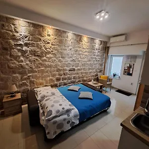studio-apartment-legcevic.hotels-in-trogir.com/