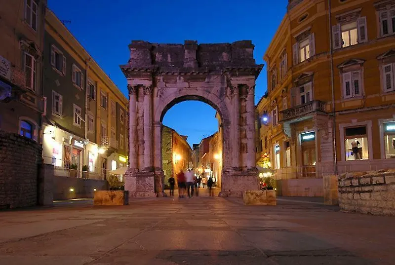 Apartment Piranesi Pula 0*,